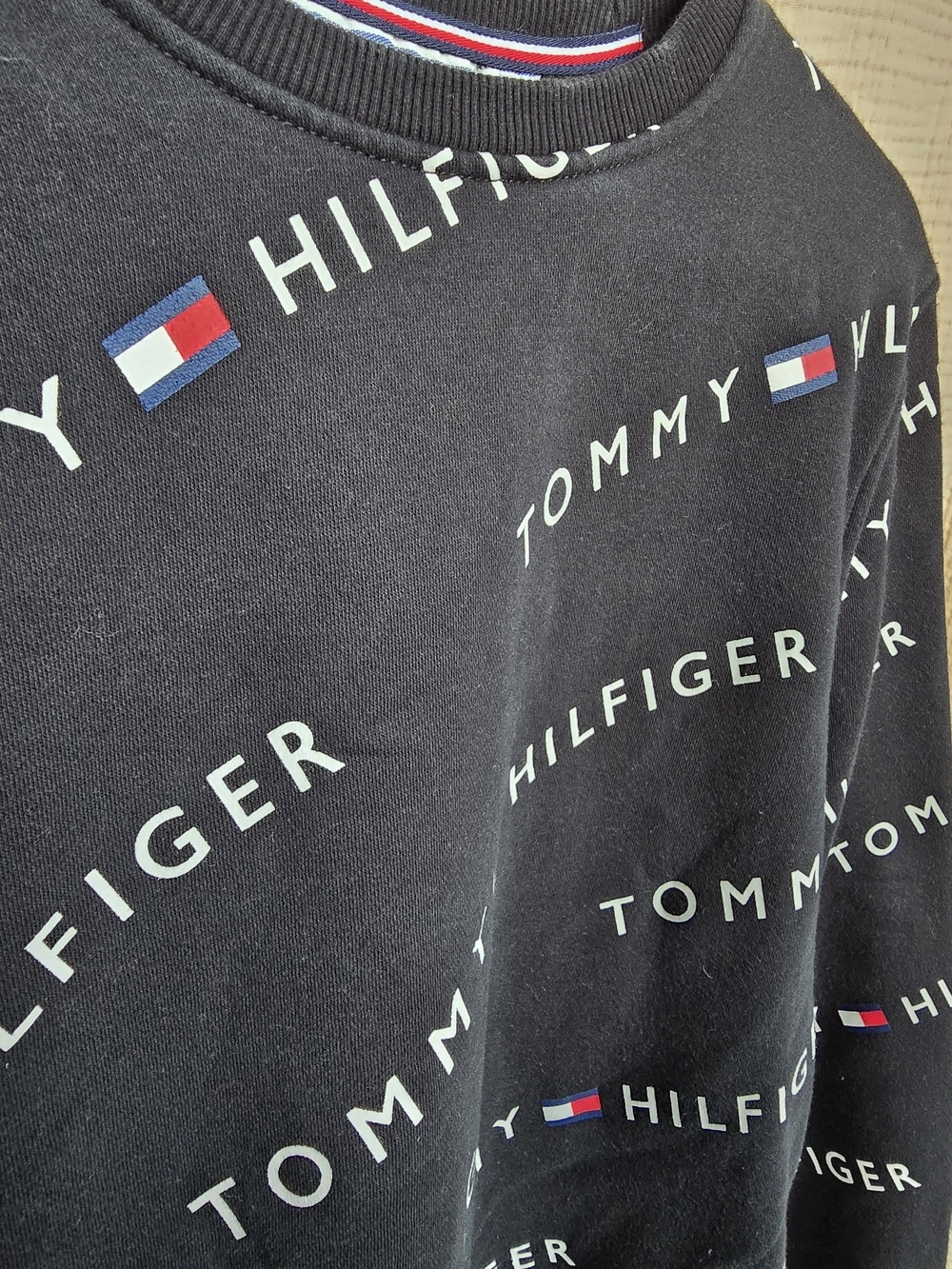 Tommy Hilfiger Men’s Black Logo Crewneck Sweater Size Large - Picture 2 of 4